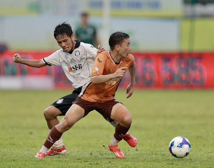 HAGL và SHB Đà Nẵng trong cuộc đua trụ hạng ở mùa giải 2024/25. Ảnh: Minh Trần