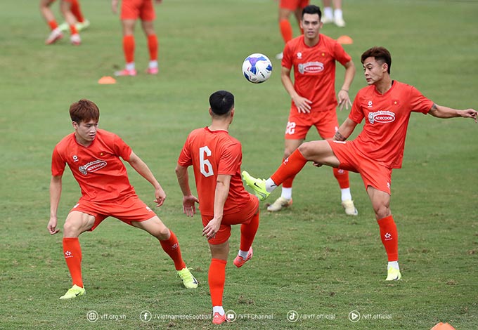 Hoàng Đức đang cùng các đồng đội tích cực tập luyện chuẩn bị cho trận đấu gặp Malaysia
