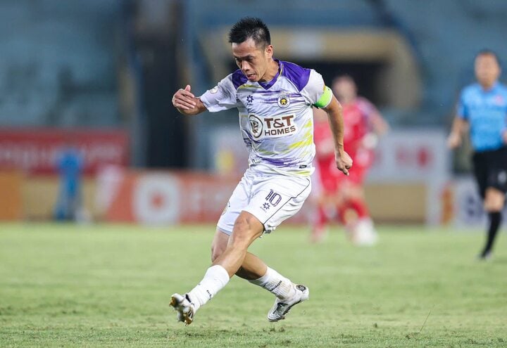 Văn Quyết ghi dấu ấn bằng cú đúp bàn thắng.