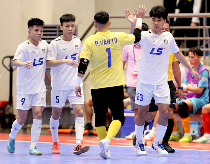 Niềm vui của cầu thủ Thái Sơn Bắc khi thắng chung cuộc 3-2 để vươn lên đầu bảng - Ảnh: CTV