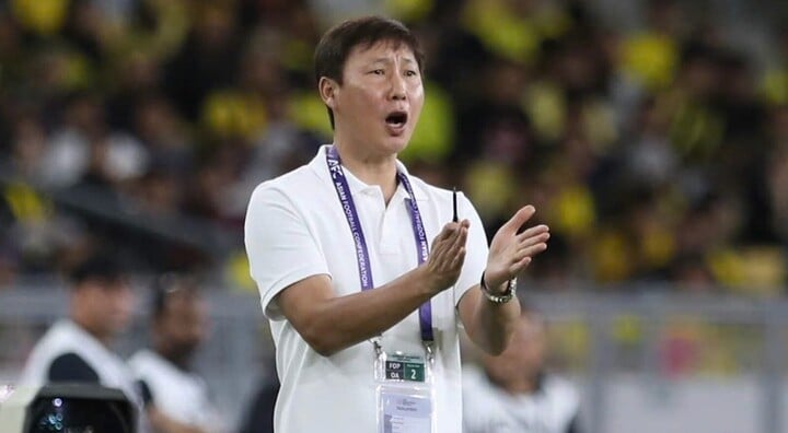 HLV Kim Sang-sik buồn bã với thất bại của tuyển Việt Nam.