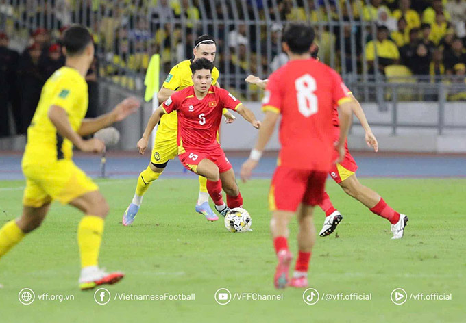 ĐT Việt Nam thiếu một tiền đạo mạnh mẽ trên hàng công trước Malaysia - Ảnh: VFF