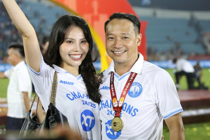 HLV Hồng Việt và bà xã trong ngày Nam Định nhận cúp vô địch. Ảnh: Quang Đương