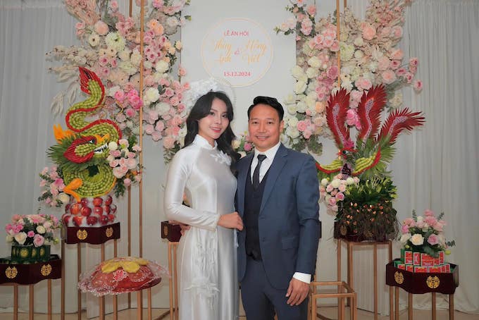 HLV Hồng Việt và vợ trong lễ đính hôn hồi cuối năm 2024. Ảnh: FBNV