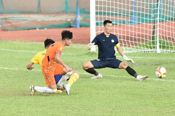 7 phút đá bù của trận Vĩnh Long - Kon Tum đã diễn ra sáng 18/6. Ảnh: Dương Thu