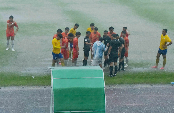 Cơn mưa quá lớn đã khiến trận Vĩnh Long - Kon Tum phải dừng lại. Ảnh: Dương Thu