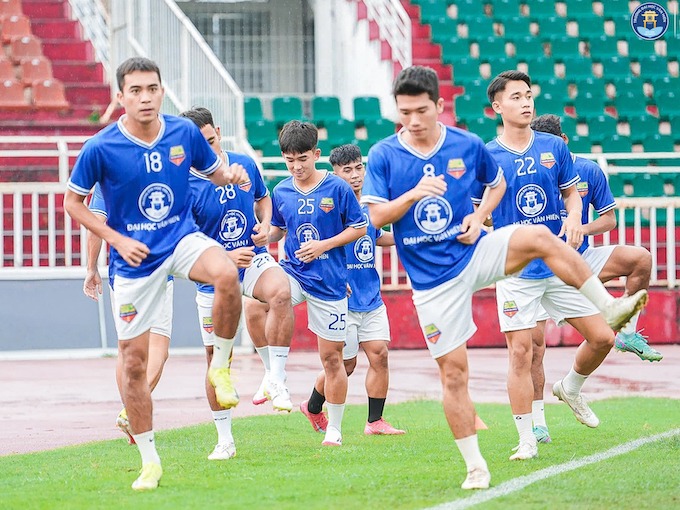Các cầu thủ ĐH Văn Hiến tập luyện cho trận đấu cuối. Ảnh: FBNV